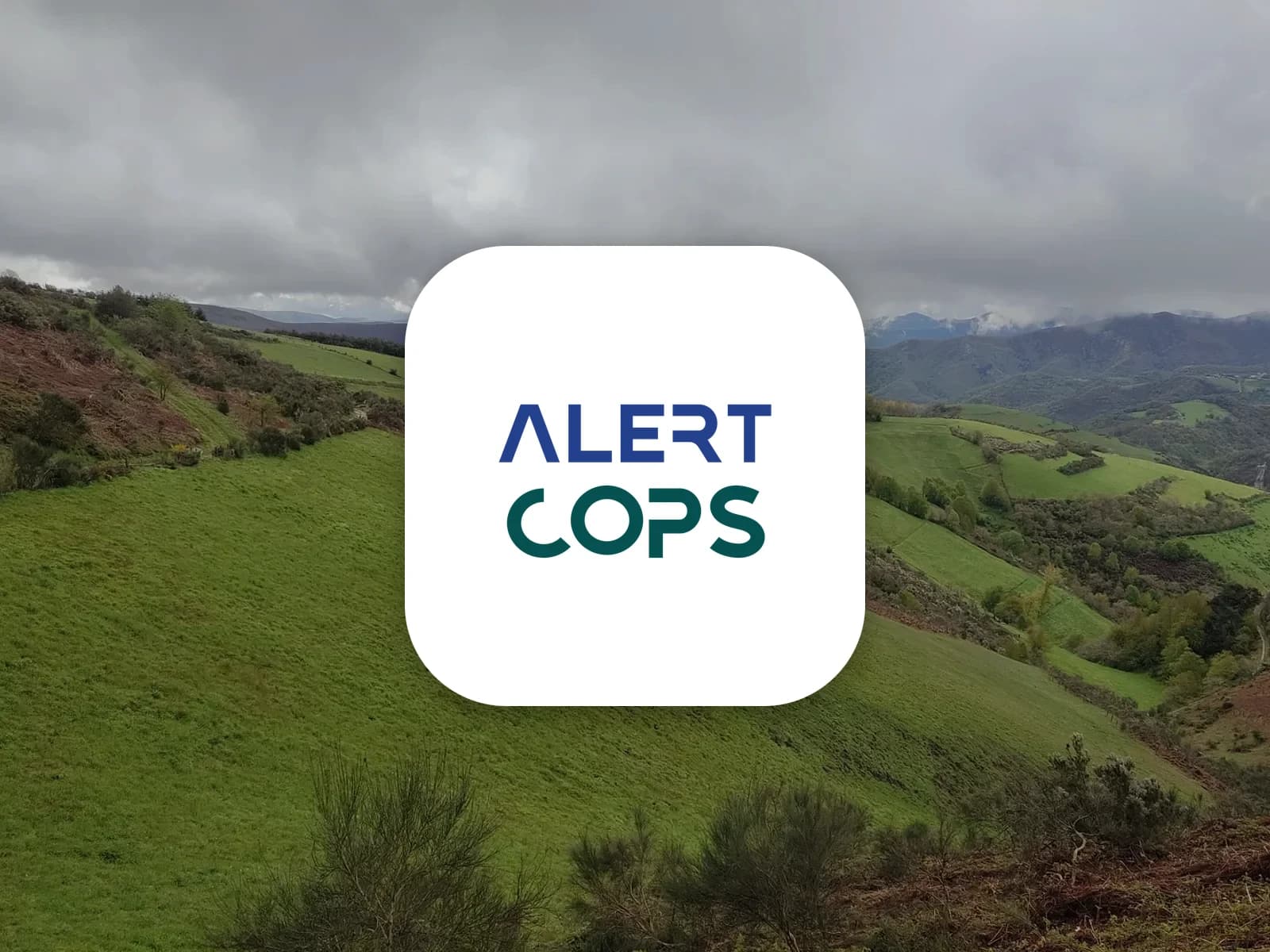 加利西亞山區的朝聖之路風景，下方為 AlertCops 標誌